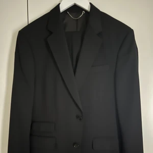 ZARA KOSTYM  - En fin zara kostym som aldrig är använd, byxor finns till. Byxorna är i storlek 50 och kavajen i 50. Slim fit 