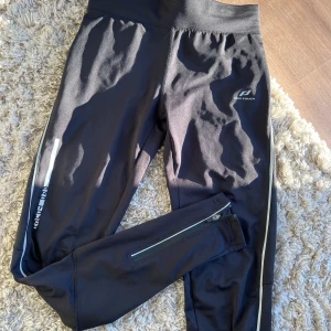 Träningstights  - Superfina tränings tights med feltolkar och dragkedja, använd nån gång, som nya