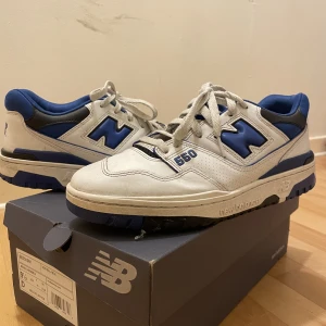 New balance 550 blå - Har använt ett par gånger finns små tecken på slitage men annars i rätt gott skick. Ser förmodligen bättre ut om man tvättar dem.