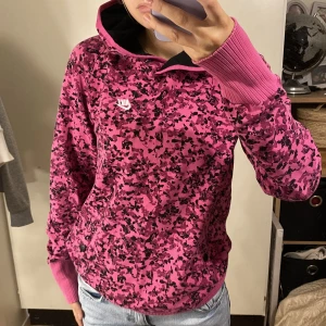 vintage Nike hoodie - Vintage Nike hoodie i storlek medium (har vanligtvis strl xs/s och så ser den ut på mig). Rosa svart mönster. Använd men ändå bra skick. Finns inte att köpa längre. 