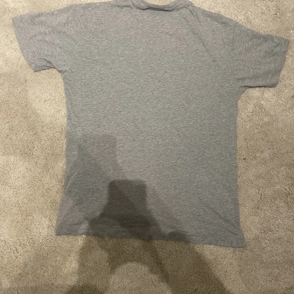 Säljer denna stone Island t-shirt! I färgen grå storlek S ganska bra skick men två jätte små hål i tröja som typ inte syns Nypris från 800 till 1000 typ skriv vid intresse och frågor!. T-shirts.