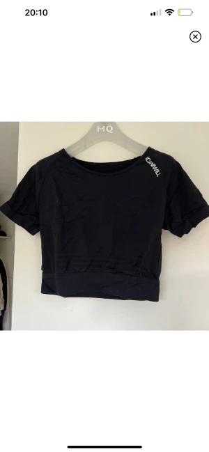 Sport topp - Kortärmad träningsstopp från iciw, knappt använd. Storlek L men passar även M och en större S 