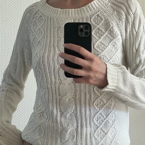 Söt stickad tröja -  Söt stickad tröja! Jättemysig o bekväm, men säljer då jag inte får användning av den längre :/ Så lätt o styla, både klä upp o ner! Storlek S, men passar även XS-M beroende på hur man vill att den ska sitta :) Skriv vid frågor!