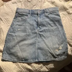 Jeans kjol från Hm, knappt använd så i fint skick🩷