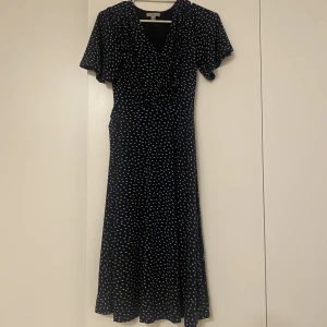 Klänning - En prickig sommarklänning från hm