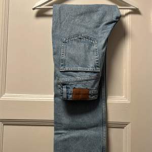 Jeans från weekday  High waist  Använda Max 5 gånger  Säljer för storleken inte passar Original pris - 590kr