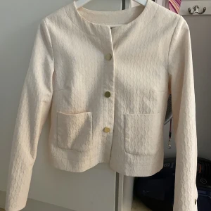 Kofta med guldknappar  - Kofta med guldknappar, passar mig med XS/S