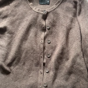 Brun kofta  - Brun stickad kofta med lite tjockare material. Storleken är ”42” men skulle säga att den motsvarar storlek M. Aldrig använd! 