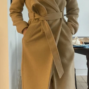 Höstkappa - Snygg höstkappa från förra årets kollektion. Har aldrig kommit till användning så endast provad. Tjock i tyget. Den är Camel-färgad. Skitsnygg! 