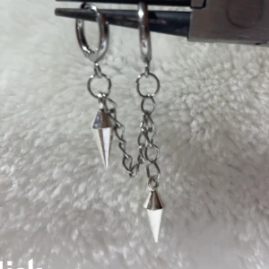 Dubble hoop chain cutved stud earring - Dessa örhängen är till största dels gjorda av rostfritt stål vilket innebär att de förmodligen inte förstörs om de kommer i kontakt med vatten och allmänt håller längre. Rostfritt stål ändrar inte färg som att ndra material ,perfekta för vardaglig användn