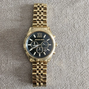 Micheal kors 44mm Herrklocka - Väldigt snygg herrklocka med ett orginalpris på 3000kr box och extra länkar medföljer