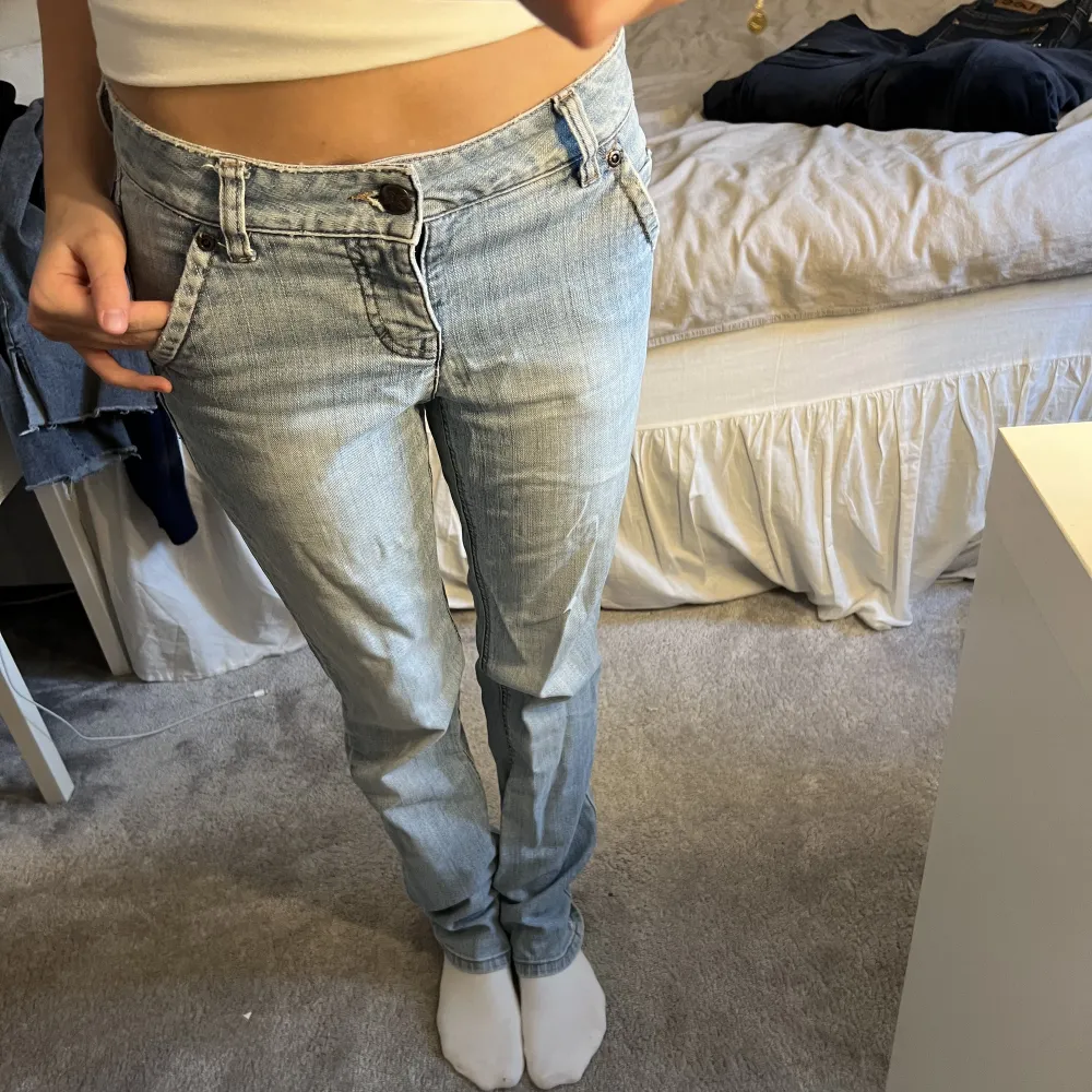 Säljer dessa jeans som jag köpte second hand för ett tag sen som inte kommer till användning. 🙌🏼🙌🏼. Jeans & Byxor.