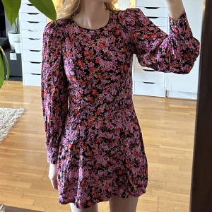 Blommig Zara klänning - Tryck gärna på ”köp nu” för billig o spårbar frakt 💗 Blommig sommarklänning från Zara med öppen rygg. Aldrig använd då jag tycker att den är lite för kort på mig som är 173cm. Så i super skick! Såå fin passform då den går in lite i midjan 💗