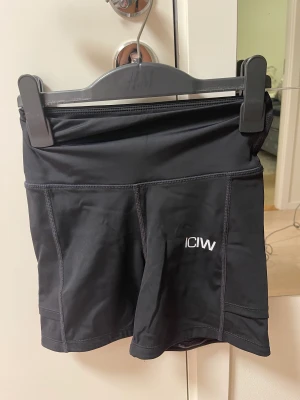 Träningsshorts - Snygga samt sköna träningsshorts Aldrig använt dessa då de tyvärr har blivit för små för mig💗