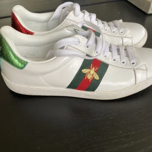 Gucci skor - Hej, säljer ett par riktigt schyssta Gucci sneakers. Storlek 41. Inga skador eller likande, förutom liten repa vid hälen, annars gott som nya!