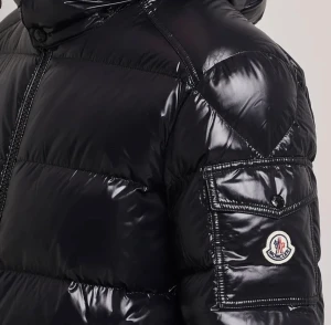moncler jacka - as fet vinter jacka, kommer ej till andvändning, tagg funkar, rök fritt hem osv. jackan e sparsamt andvänd har ej kvitto och sånt därav priset. 