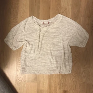 Stickad tröja - Kortärmad och en aning genomskinlig 