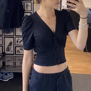 Svart blus - Säljer denna svarta blus då den inte används längre💕 super fin, funkar till kostymbyxor, jeans, kjol.. 🥰