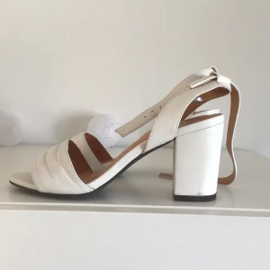 Sandaletter stl 36 - Sandaletter med rem obetydligt använda