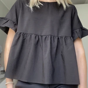 Svart volangtopp🤩🤩 - Supersöt volangtopp i toppenskick!!💗💗storlek M men passar S också🤩