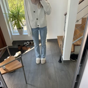 Mid waist straight jeans - Säljer dessa fina jeans. De är mid waist, jag är 173. Om flera är intresserade blir det budgivning annars kan priset diskuteras.
