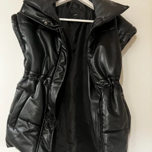 LXA fake skinnväst  - Fake skinnväst från LXA, storlek xs. Använd fåtal gånger. Slut på hemsidan. 