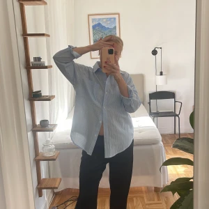 Randig skjorta - Ljusblå och vit randig skjorta, använd en gång