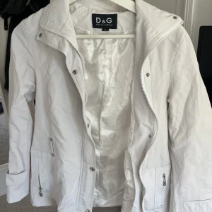 Vit jacka  - Kort vit jacka 🤍 inga tecken på användning 