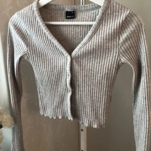 Beige\grå kofta - Plagget är använt men i väldigt bra skick. 