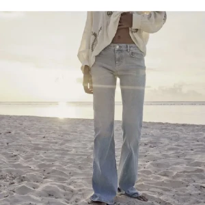 Zara jeans - Zara jeans som är helt oanvända med lappen kvar! Jätte snygga men lite för korta för mig