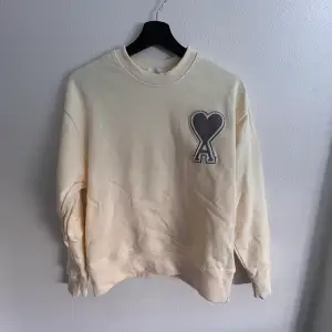 Nice crewneck with tag, its in the best condition to get