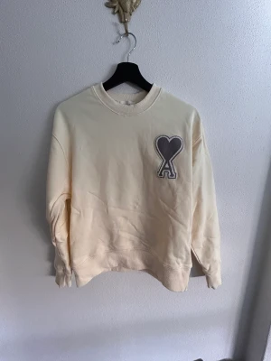 Ami Paris Crewneck - Nice crewneck with tag, its in the best condition to get