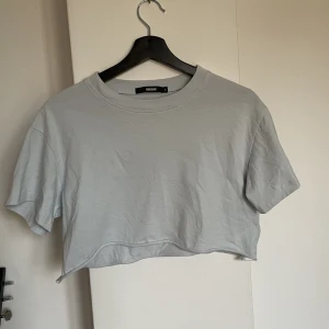 Kort ljusblå t-shirt  - Aldrig använd.