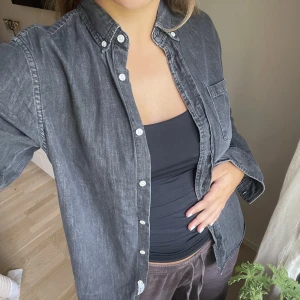 Grå skjorta Carhartt - Grå skjorta från Carhartt i fint skick! Skulle säga att det är som en herr strl S och dam strl M💕 Hör av er vid frågor!