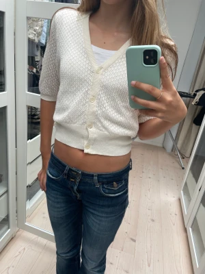 Stickad fin kosfta - Stick fin vit kofta från Lindex
