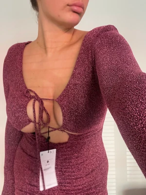 Oanvänd klänning bershka - Världens finaste klänning som tyvärr inte kommit till användning. Går lite ovanför knäna på mig som är 1,65 men är strechig så tror de skulle passa de flesta 