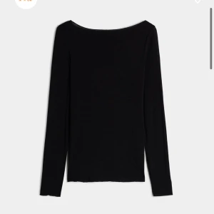 Intimissimi tröja - Intresse koll på min svarta intimissimi tröja. Bilderna är lånade från intimissimis hemsida💗 (priset kan diskuteras) TRYCK INTE PÅ KÖP NU OM VI INTE HAR PRATAT