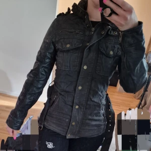 Rockandblue jacka - Storlek xs, perfekt höstjacka!  Skinn på armarna, textil på kroppen. Fint skick Mörk grön/grå på kroppen o svarta armar