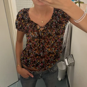 Tröja - Så fin blus som tyvärr inte används som mycket som den förtjänar! Lite transparant men man ser inte igenom, perfekt till fest och vardags. Går även att styla lite som man känner för! 