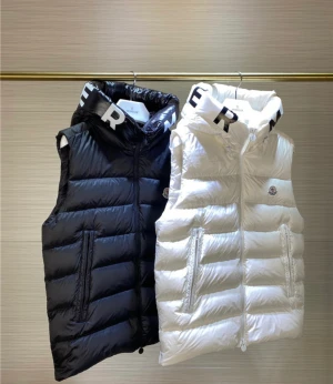 Moncler väst - Moncler västar, jackor osv. Mer kommer inom kort. Bästa kvaliteten. Kolla andra bilden för instagram Beställning sker där via DM
