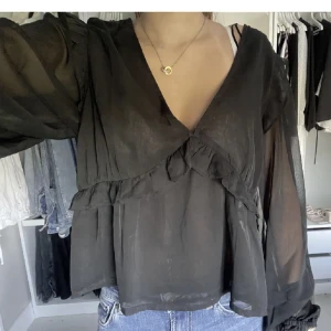 Bikbok blus - Lånade bilder! Säljer en likadan svart blus ifrån bikbok. Använd fåtal gånger och i fint skick. Storlek S 💕