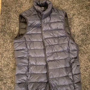 Uniqlo ultra light down vest - Uniqlo väst i storlek M och aldrig använd då den var för stor. Västen är i färgen navy.