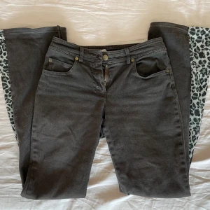 Bruna jeans med coola detaljer - Bruna bootcut midwaist jeans. De har detaljer med rhinestones på fickorna och leopard tyg där nere. Jag är 165 cm och brukar ha storlek s-m. De är lite långa på mig så passar även någon längre. Kan mötas upp i närheten av Mariatorget. 