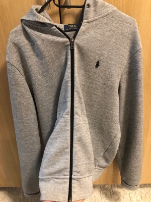 Ralph lauren set  - Säljer nu mitt Ralph lauren set. Byxorna är storlek S och tröjan är M. Men det passar medium då jag själv har det i storlek