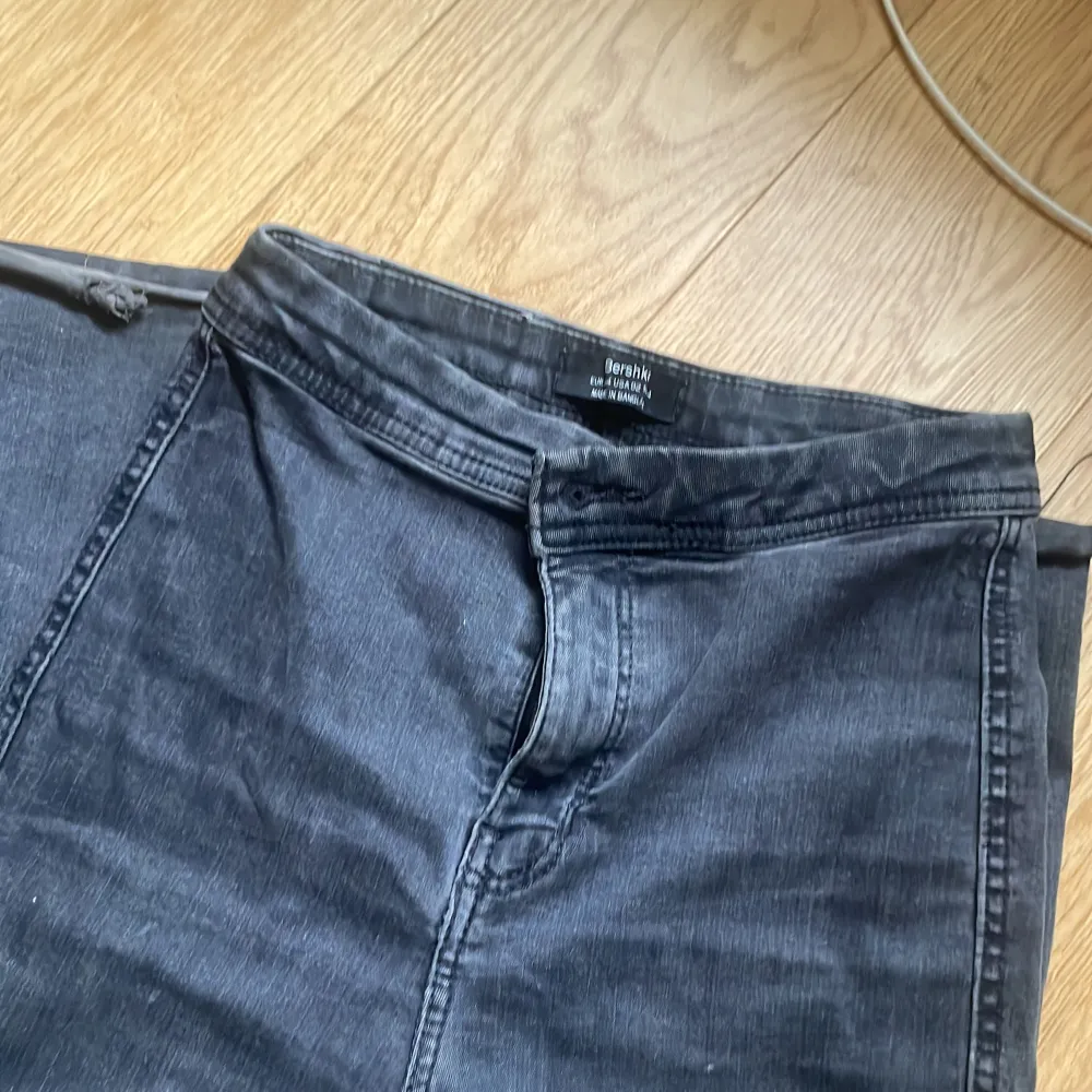 Fint skick, fläckar går tvätta bort eller. Enkelt nopprig i botten. Jeans & Byxor.