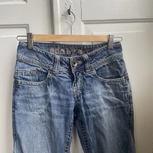 Snygga lågmidjade jeans  - Såååååå fina lågmidjade jeans från Esprit som tyvärr är försmå för mig. De är lite trasiga längst ner i benet pga långa men annars riktigt fina! 💓💓