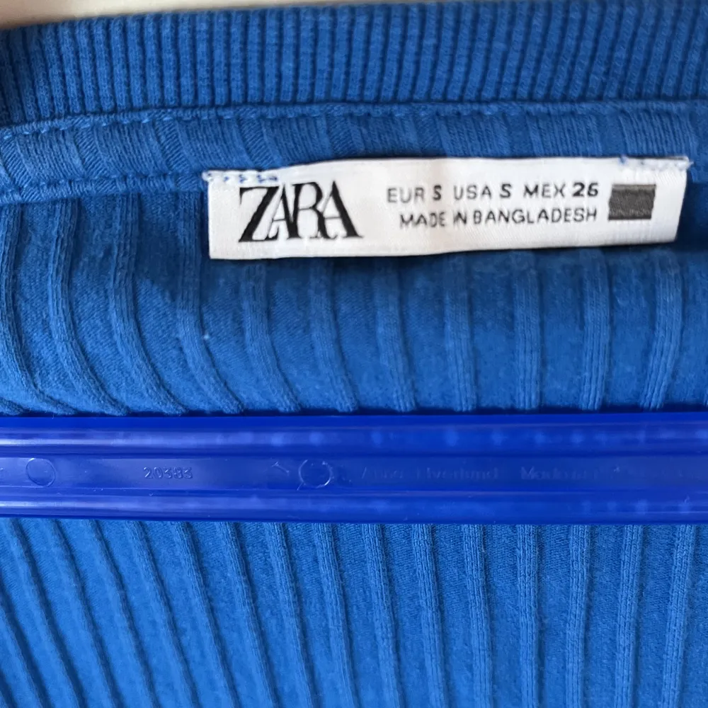 En blå t shirt från Zara i storleken  S. Använd endast två till tre gånger.💙. T-shirts.