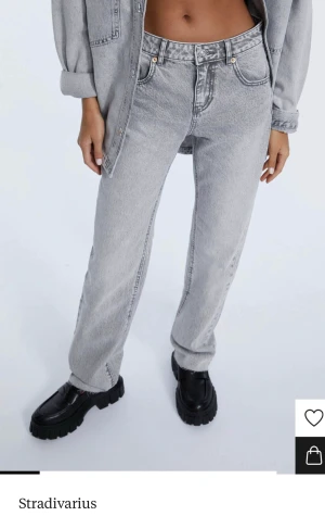 Stradivarius jeans - Säljer mina gråa jeans från stradivarius då de inte kommer till användning. De är som ny skick alltså knappt använda. 