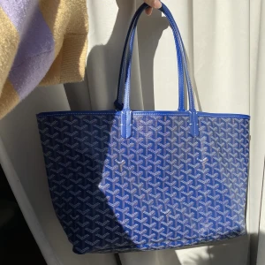 Goyard tote - Säljer min vackra blåa goyard inspererande tote, i jätte fint skick som är väldig praktiskt eftersom allt får plats i den💙📘