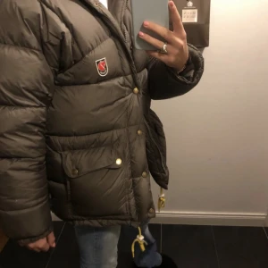 Fjällräven jacka - Hej, just nu säljer jag en fjällräven jacka!  Super fin nu till vintern, säljer pågrund av att jag vill ha en mörk blå. (Lånad bild) kom privat för fler bilder!💕